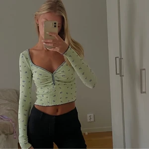 Urban outfitters - Jättefin grön topp som tyvärr inte passade min stil helt, från Urban Outfitters🥰 Köpt här på plick (lånad bild från @kajsa)