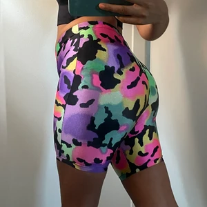 Färgglada cykelbyxor  - Cyckelbyxor med neon mönster. Resåren saknar stretsch men utöver det finns inga fläckar eller hål. (Köparen står för frakten) 