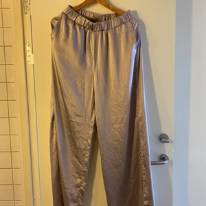 Sidenbyxor i ljuslila - Stretchiga sidenbyxor i tjockare material. Ljuslila. Storlek M. Från Dr. Denim. Använda 1 gång