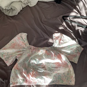 Blommig topp från H&M - En blommig top från H&M med puffärmar. Oanvänd  Köparen står för frakten