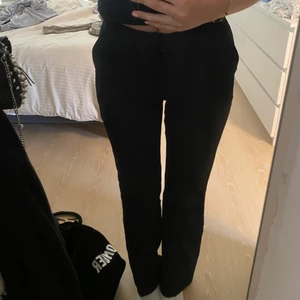Bikbok kostymbyxor - Säljer mina snygga kostymbyxor från bikbok i storlek 36 som jag inte längre använder pga att jag har många andra svarta kostymbyxor som används mer!😄💗 (TRYCK INTE PÅ KÖP DIREKT!)
