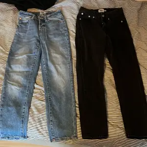 Två exakt likadana jeans i olika färger. De är från lager 157. Båda är i storlek xxs och är i modellen cone. Köp båda för 100kr eller ett par för 50kr.