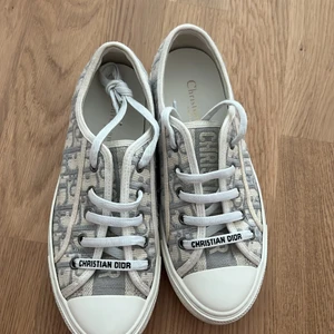 DIOR SNEAKERS  - Har bestämt mig för att sälja mina Dior skor då dom är en storlek för små. Inköpta från Vestiarie Collective. 