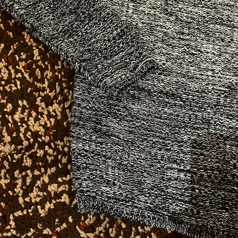 Riktigt fet stickad tröja som fadear i färgen. Färgen blev riktigt konstig på bilderna, i verkligheten lite gråare och med tydligare fade. Skick 10/10. Noterbar sak är att den inte riktigt har en krage. Skriv gärna om du undrar nått mer:). Tröjor & Koftor.