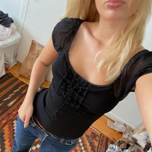 Superfin topp - Jättefin topp köpt secondhand. Har aldrig själv använt den och den r i bra skick! Toppen har mesh tyg som syns på ärmarna, och man kan snöra den vid urringningen. Superfin! Skriv för fler bilder elr vid frågor! 💘