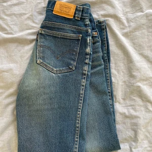 Jeans Levi’s - Blå jeans från levis, har ett hål på knät men i övrigt bra skick. Står ingen storlek på dom, men dom är lite tajta och aningen korta på mig som är strl S och 170