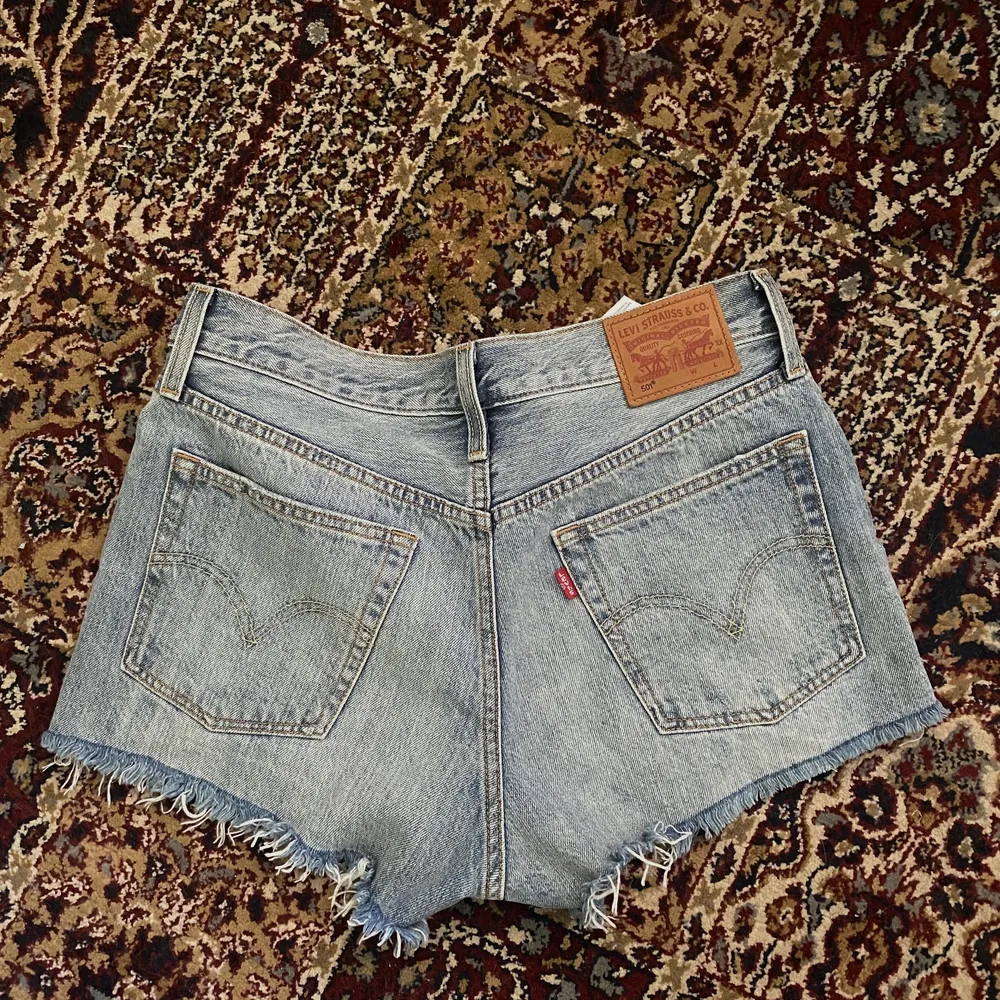 jeansshorts från levis köpta second hand! aldrig använda av mig och i väldigt bra skick😇 jag kan inte hitta någon storlek men skulle säga att dom passar 36/38! köparen betalar frakt. Shorts.