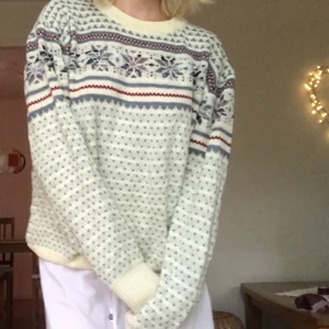 Vintage stickad tröja - Jättemysig stickad tröja med mönster, äkta vintage köpt i estland men nästan aldrig använd av mig. Passar xs-m/l beroende hur tight eller oversized man vill ha den. Passar perfekt till hösten och vintern. Kan mötas upp i Stockholm innerstad 