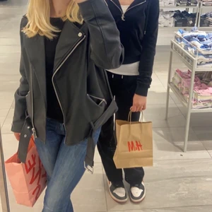 Skinnjacka - Säljer denna skinnjacka från missguided. Den är i ett mycket bra skick då den är andvänd Max 5 gånger så nästintill som ny. Storlek 34. Nypris 499.