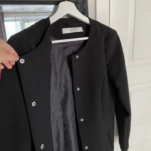 Kappa - Superfin kappa från Nelly, sparsamt använd med inga defekter. Perfekt nu till sensommar/hösten🍂 Smutsig spegel på bild 1 & 3