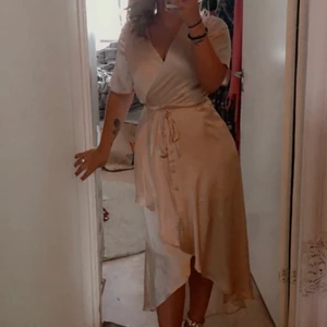 Super fin klänning! Storlek 38  - Den här klänning har kommit till användning 1 gång! Väldigt fin, perfekt till lite finare tillställningar eller bara en vanlig utekväll! Storlek 38, köpt ifrån Nelly! :) 