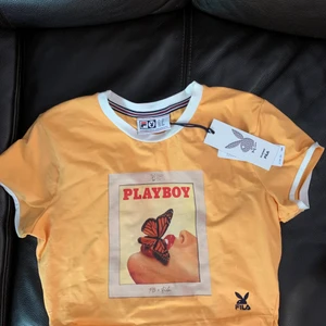 Play bot tröja storlek M - Helt oanvänd och ny tröja från Fila med play boy tryck på bröstet i storlek M. Cropped och bra passform, men inser att jag inte kommer använda den tillräckligt.