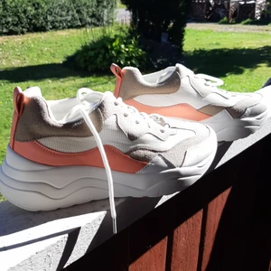 Sneakers - Fina sneakers, bara testade i butiken, oanvända! Fina färger, rosa, beige och vitt! I storlek 39