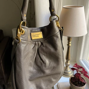 Intressekoll - Intressekoll angående en grå Marc Jacobs hobo bag🫶🏻✨. Inköpt i New york för ett antal år sedan men är sparsamt använd. Inga synliga märken på skinnet. Skriv vid intresse. ❗️endast intressekoll ❗️