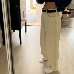 Slutsålda Big Skate jeans - ❗️Klicka inte köp direkt❗️ Endast använda tre gånger eftersom jag personligen inte riktigt trivs i dem pga stora i midjan, säljes endast därför! Slutsålda på junkyards hemsida i färgen offwhite (beige) ❤️‍🔥❤️‍🔥