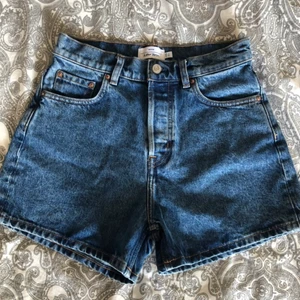 mörkblå denim shorts  - jeansshorts i en mörkare blå färg, köpta på & other stories.  bra skick, bara använda ett fåtal gånger. 