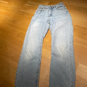 Momjeans - Äldre momjeans från gina tricot. Använder inte längre därav säljer jag. Storlek xs