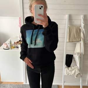 Super skön hoddie från the cool elephant, jätte bra skick bilden har hållit sen jättefin och it tappat färg💕