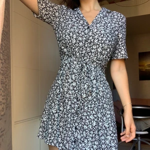 Klänning från Urban Renewal - Köpte den här klänningen online och har sen dess inte använt den så mycket, den är därför i bra skick. Den är perfekt för varmare väder eftersom den är ganska sval och luftig🖤