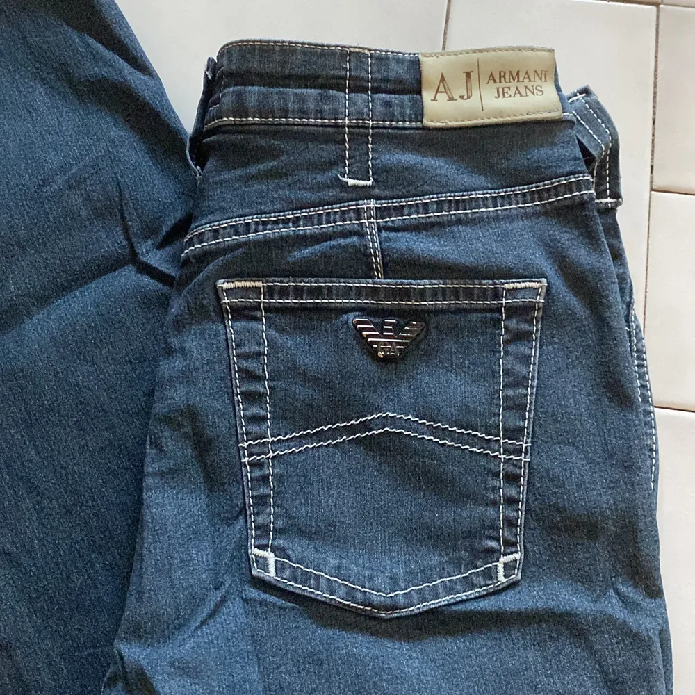 Armani jeans! Lågmidjade jeans super fina och i väldigt bra skick!  Jag är 160 och dessa är på längden precis över min fot .   Om fler intresserade så blir de budgivning . Kontakta gärna vid mer info och bilder 😁. Jeans & Byxor.