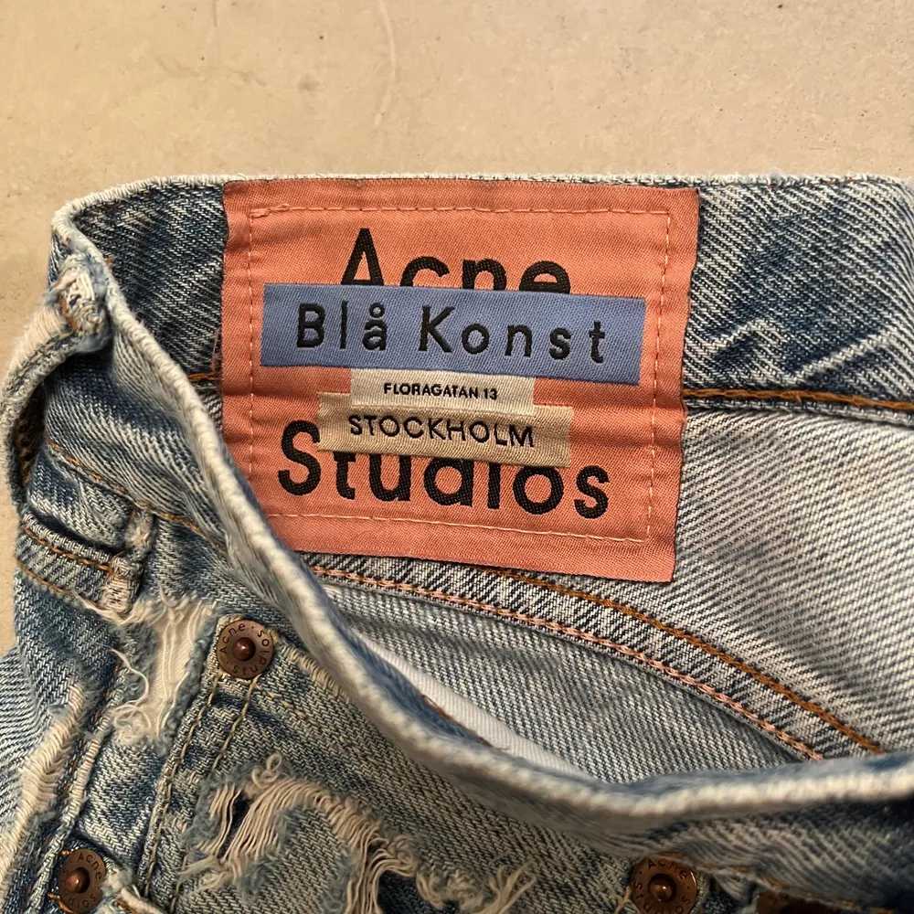 Blåa acne studios jeans i bra skick, köpta 2019. Jeans & Byxor.