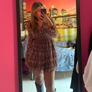 Zara volang klänning - En jättefin och höstig volangklänning från zara!❤️