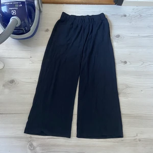 Byxor - Jättesköna marinblåa byxor. Storlek M. Använd 1 gång. Frakt tillkommer vid behov. Kom med bud 