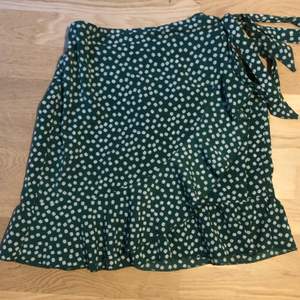 Säljer denna söta kjol från shein i storlek S💕
