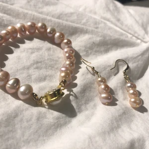 Armband och öronhängen  - 💖Öronhänerna oxh armbandet är det bra skick på och dom är aldrig använda💖