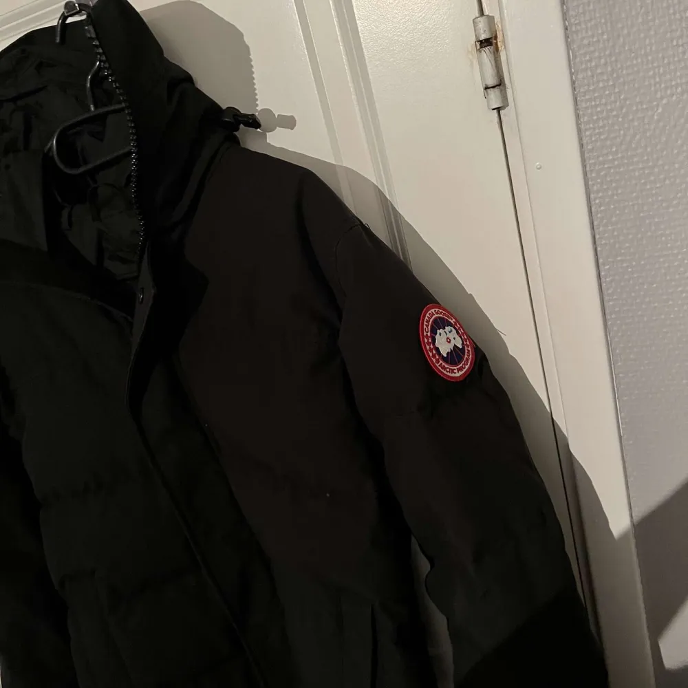 Canada goose macmillian, cond 9:10, Köpt på NK. Skriv gärna i DM för information . Jackor.