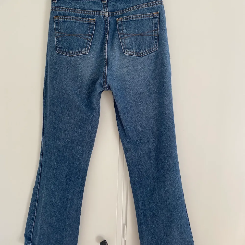 Thriftade midwaist jeans med märket so… so real so right! Storleken är ej angiven, men så här sitter de på mig som är 166 cm🥰 Bara att höra av dig ifall du har någon fråga.. Jeans & Byxor.