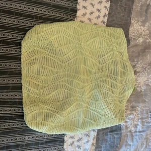 Vardags/festtopp - Fin topp som kommer i en mintgrön färg. Storleken är lite mindre så därför beställde jag i 4xl, du kan själv välja storlek med hjälp av banden där bak. Så var inte rädd för att den ska vara för stor.