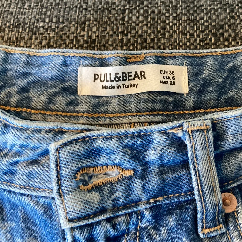 Coola jeans från pull & bear som ändast använts 1 gång. Säljer då det inte riktigt är min stil😋  Köparen står för frakt. Jeans & Byxor.