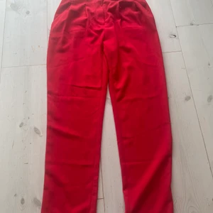 Röda kostymbyxor - Röda kostymbyxor köpta här på plick, för små för mig så dom är aldrig använda av mig. Skulle nog säga att de är strl xs. 50kr + frakt