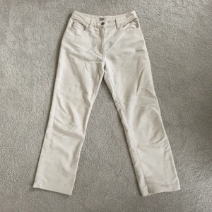 Armani jeans - gräddvita byxor från Armani som jag thriftat. jättemjukt material, känns lite som sammet nästan! 💫W28, men längden passar mig som är 160 cm, innerbensmått: 69 cm.
