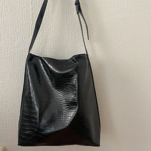 Väska från & Other Storier - & OTHER STORIES! En mycket rymlig och smidig väska, utan slitningar! Går att ha dator i.