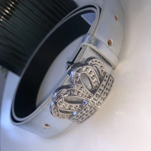 Silvrigt bälte med krona - Super fint bälte i mycket bra skick, nästintill ny! 
