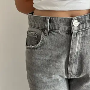 Jättefina gråa jeans! Använda 1 gång pågrund av att dom är förstora, skulle säga att dom är lite stor i storleken! Orginalpris 599kr