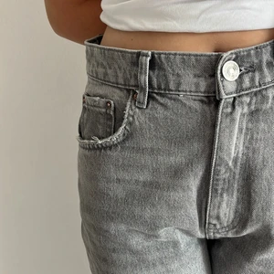Gråa jeans - Jättefina gråa jeans! Använda 1 gång pågrund av att dom är förstora, skulle säga att dom är lite stor i storleken! Orginalpris 599kr