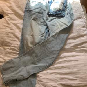 Jättefina jeans ifrån weekday, använda max tio gånger då min kropp har förändrats och dessa nu tyvärr är förstora för mig! Längden funkar jättebra på mig som är 180 cm lång (perfekt i längden)! (Frakten inte inkluderas i priset, så 250+66 kr för frakt) :)