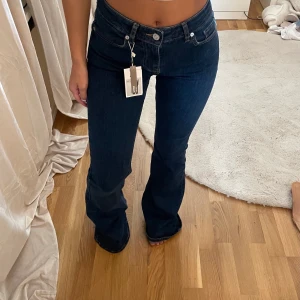 Mörkblå jeans  - Säljer nu dessa helt oanvända jeansen (prislappen kvar) pågrund av att de är för långa för mig som är ca 160. Perfekta nu till höst och vinter🤍🤍