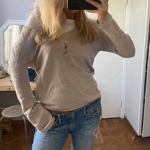 Zadig tröja - Cashmeretröja från zadig med gitarrtryck på ryggen. Går att få paketpris vid köp av fyra eller fler plagg, frakt ingår inte 