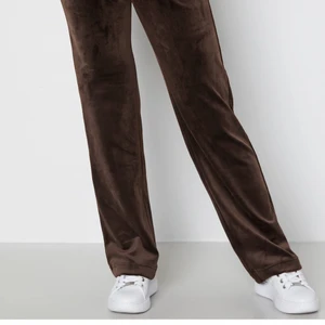 Juicy couture - Säljer dessa as snygga juice mjukisbyxorna i strl s men funkar om du har M. Har knappt använt dessa, säljer för att de e inte passar mig mer, (köparen står för frakten)