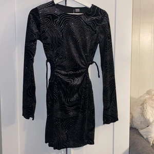 Glittrig klänning  - As snygg glittrig klänning, använd 1 gång på nyår och är nu för liten för mig. Storlek S men passar även xs. 😍