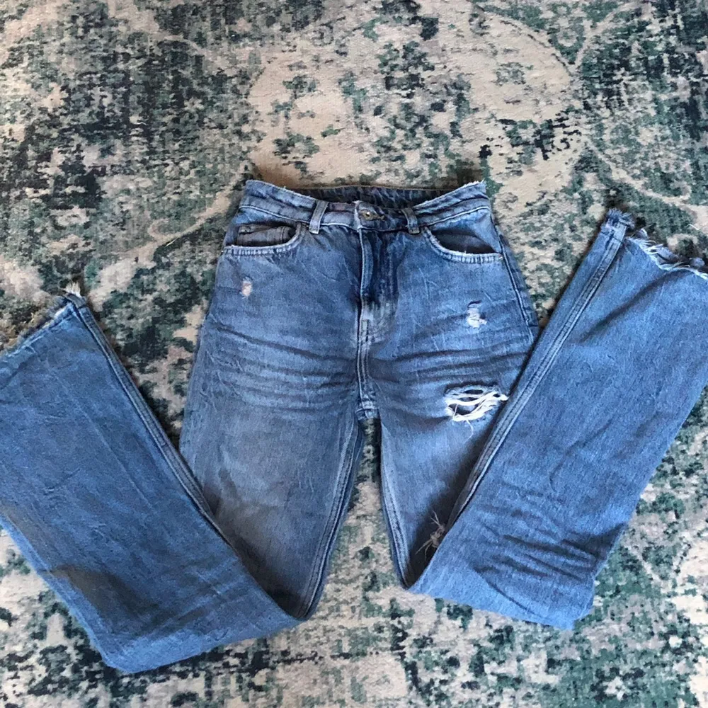 Snygga jeans med hål som inte längre är till andvänding och därav släjer jag de. ❤️. Jeans & Byxor.