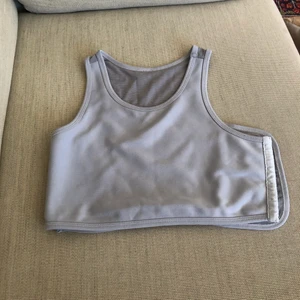 Binder - Köptes för fyra år sedan på någon hemsida jag inte kan komma ihåg namnet på. Funkar perfekt. Gör allt platt. Det lilla som syns ser ut som pecks under en tröja. Passar om man har 65CD-80AB BHar