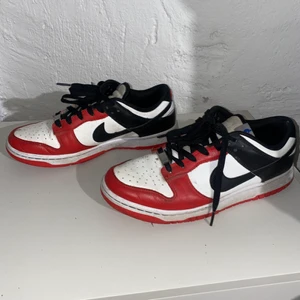 Nike Dunks NBA 75th Anniversary  - Cond: 7/10. Köpta här på plick för 1400kr, dom är lortiga (går att tvätta bort det mesta själv) och lite creasade. Säljer för 800kr men kan gå  ner i pris vid snabb affär. Kom privat om du har mer funderingar! (Äkta såklart) EDIT: Kan tänka mig byten ocks