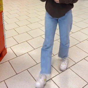 NA-KD jeans - Jeans från nakd, används inte längre. Är 160 och de sitter som de gör på bilden. 