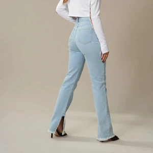 Hanna schönberg x NAKD jeans  - Såå fina jeans med slits från Hanna schönberg x NAKD. Säljer pga att de tyvärr blivit för små för mig. Typ perfekt längd på mig som är ca 166-167, se sista bilden 💕