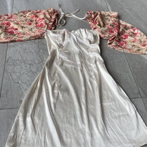 Klänning  - Jätte söt klänning från cider! Inte använd så i nytt skick! Pris kan diskuteras 💕